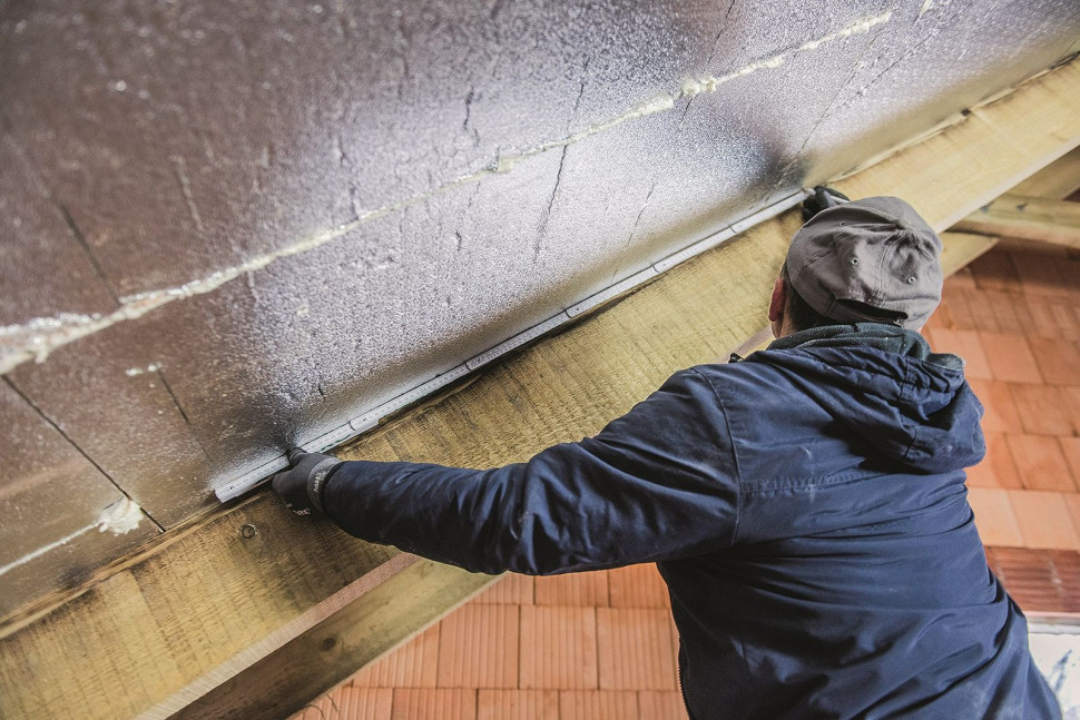 Montaż okna dachowego wymaga wycięcia otworu w połaci