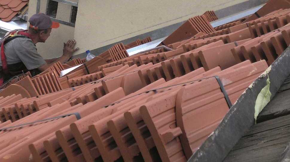 Wymiana starej dachówki na nową