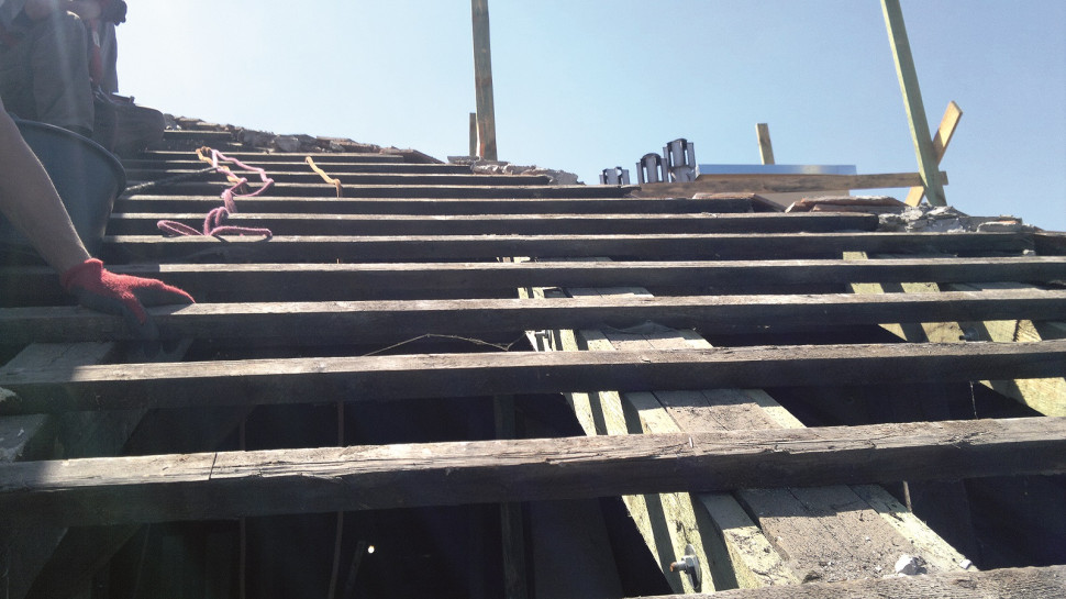 Remontowany dach ze wzmocnionymi krokwiami i wymienionymi łatami