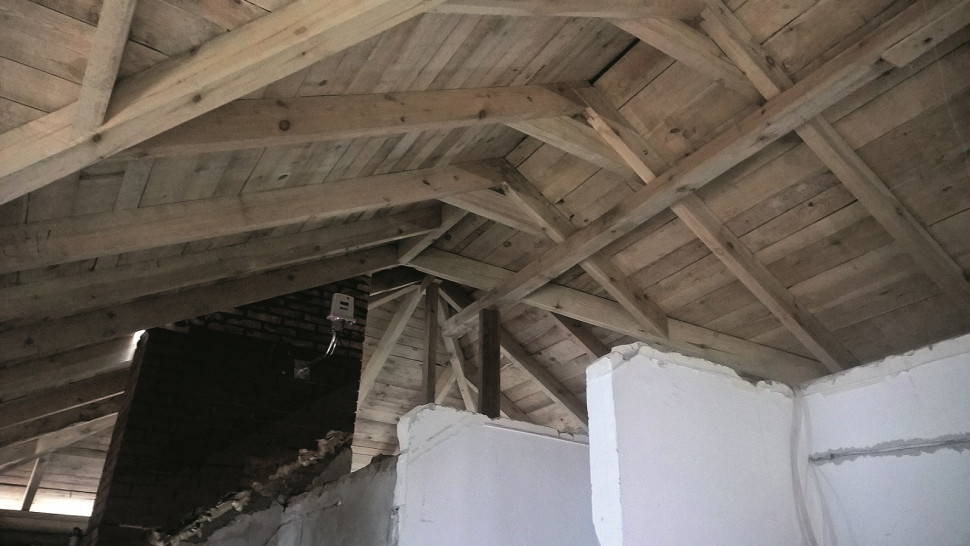 Nowa więźba dachowa na rozbudowywanym budynku