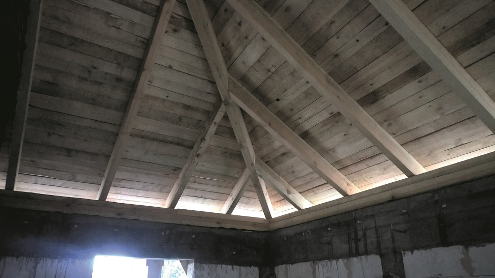 Nowa więźba dachowa na rozbudowywanym budynku