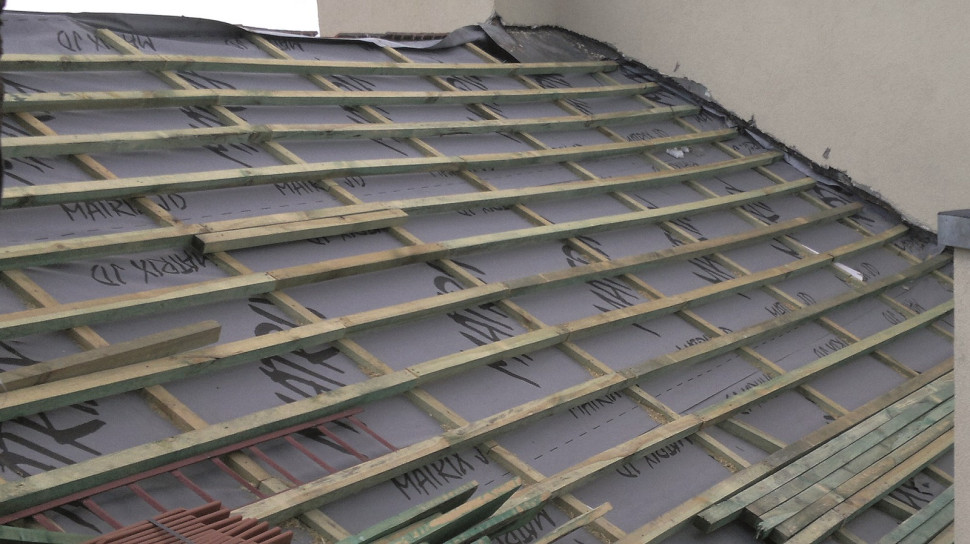 Ułożona nowa wiatroizolacja i ołacenie dachu