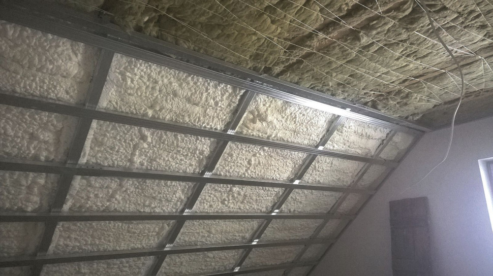 Ocieplenie połaci dachowej pomiędzy krokwiami z podkonstrukcją