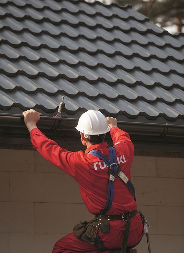 Uszkodzone rynny należy wymienić na produkty z systemu tego samego producenta