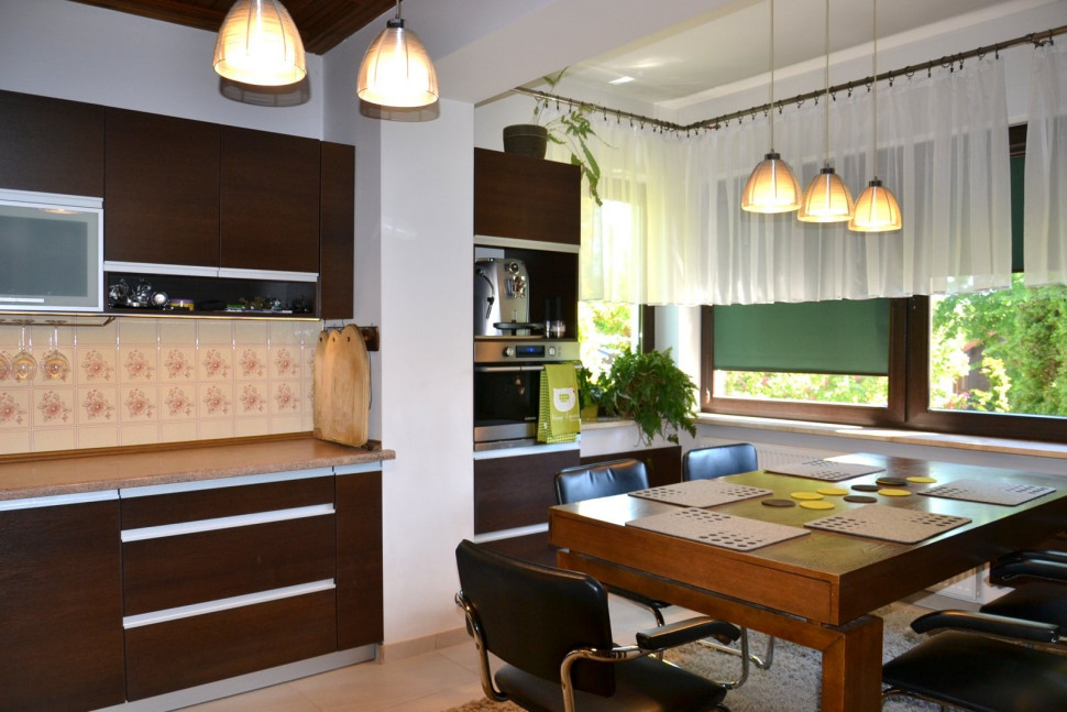 W dobudowanej części jadalnianej nad stołem zawisły 3 lampy górne z żarówkami energooszczędnymi