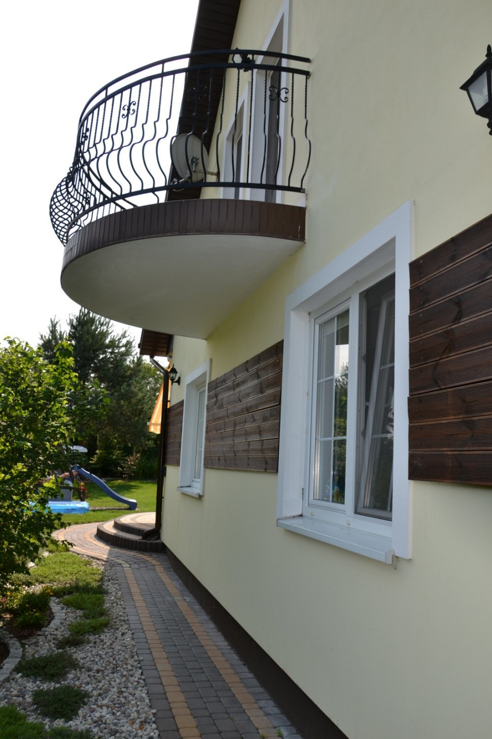 Wokół domu od razu ułożono opaskę-chodnik o szer. 1 m.