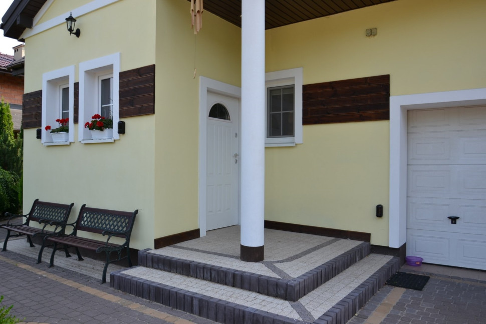 Przy okazji remontu ganku, powstał podest z identycznej kostki, jak na tarasie