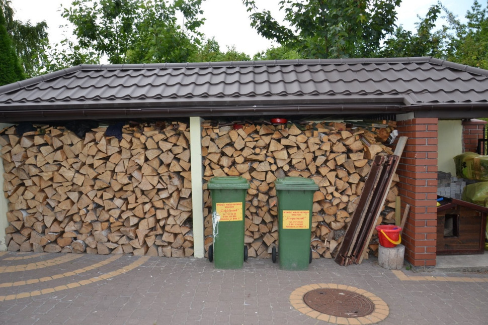 Pod kostką na podjeździe znajduje się szambo, zamknięte płytą najazdową