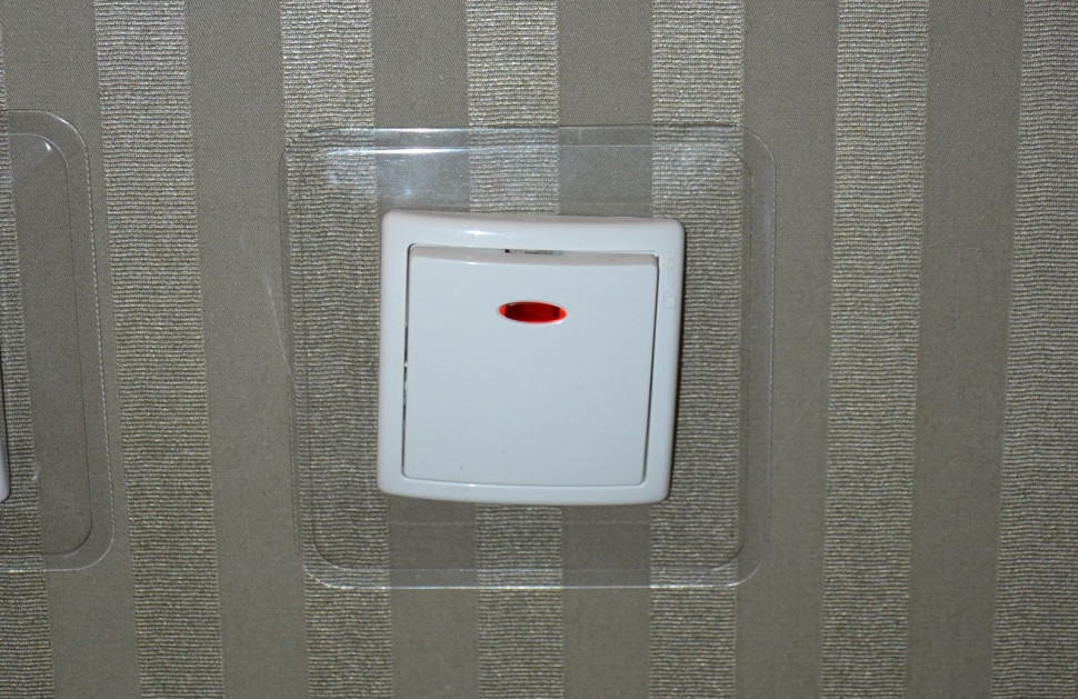 Łącznik klawiszowy do włączania kinkietu nad lustrem