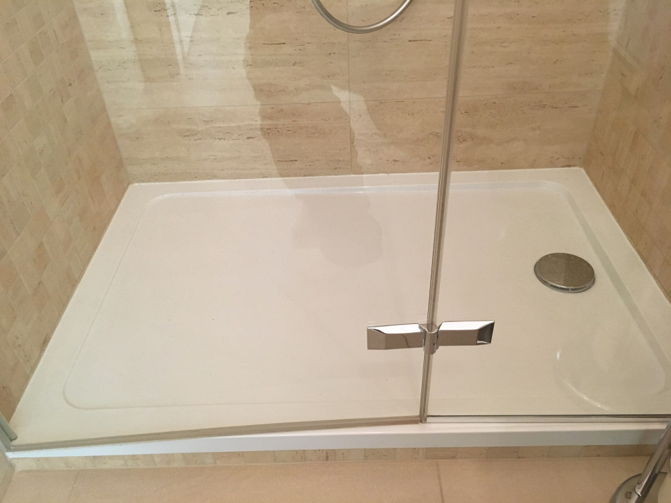 Właściciele wybrali model kabiny z niskim brodzikiem, szklaną ścianą i jednym skrzydłem