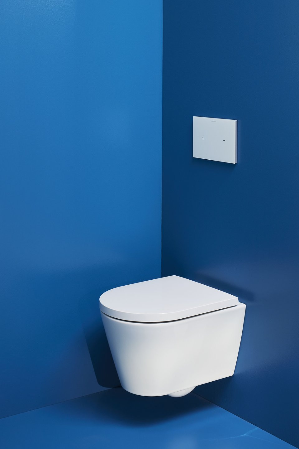 Podwieszana miska WC z legendarnej serii Kartell by Laufen. fot. Roca