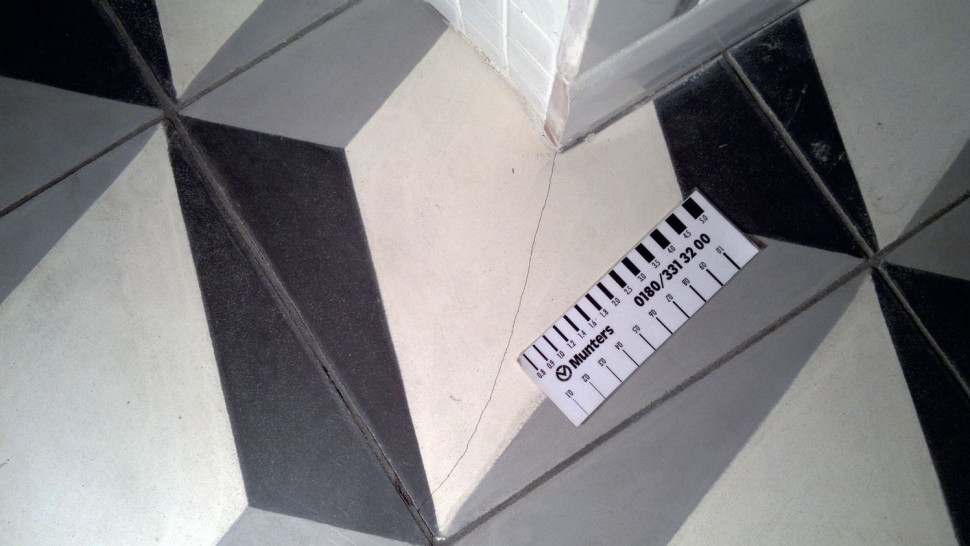 Pęknięta płytka - trzeba ją wymienić