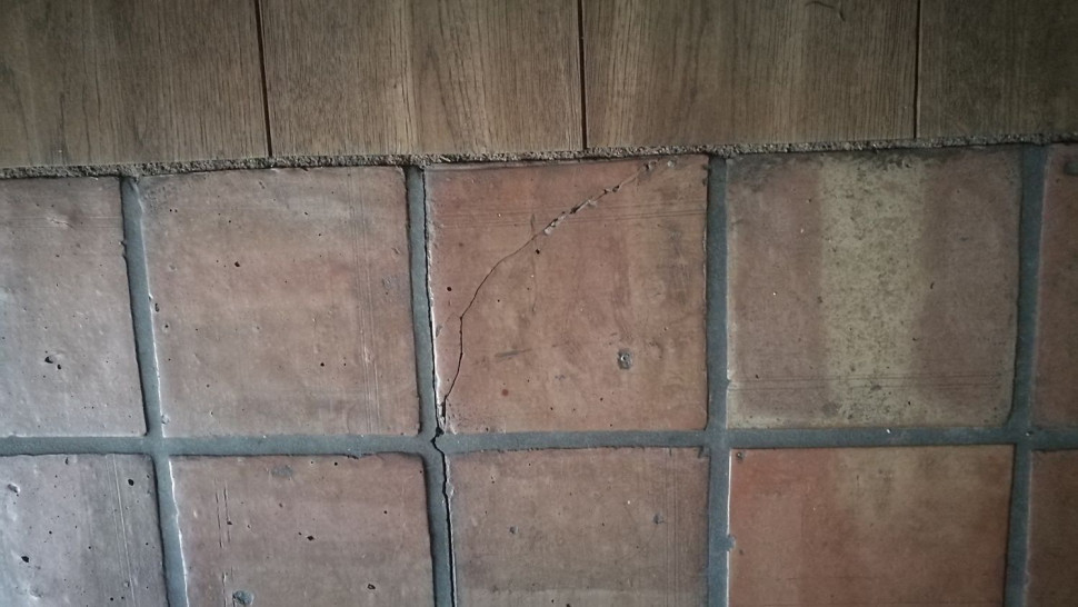 Stara posadzka - pęknięta płytka