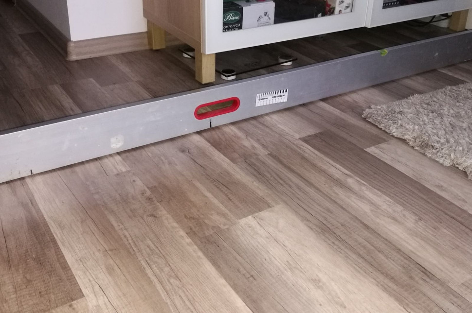 Podłoga z paneli na uginającym się drewnianym stropie