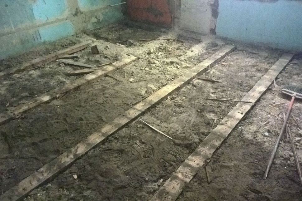 Podłoga w starym budynku w trakcie naprawy