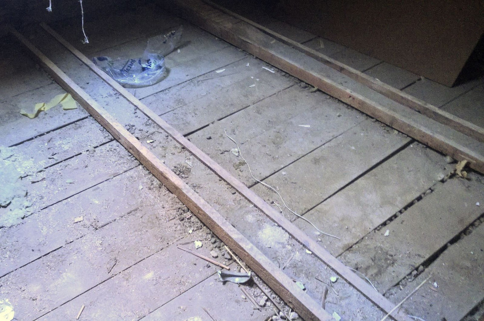 Zniszczone lub nadmiernie ugięte belki w stropie drewnianym można wzmocnić