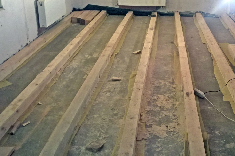 Zniszczone lub nadmiernie ugięte belki w stropie drewnianym można wymienić