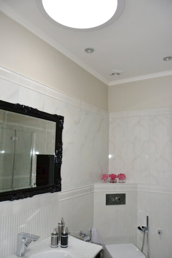 Świetlik rurowy o średnicy 550 mm dobrze oświetla łazienkę