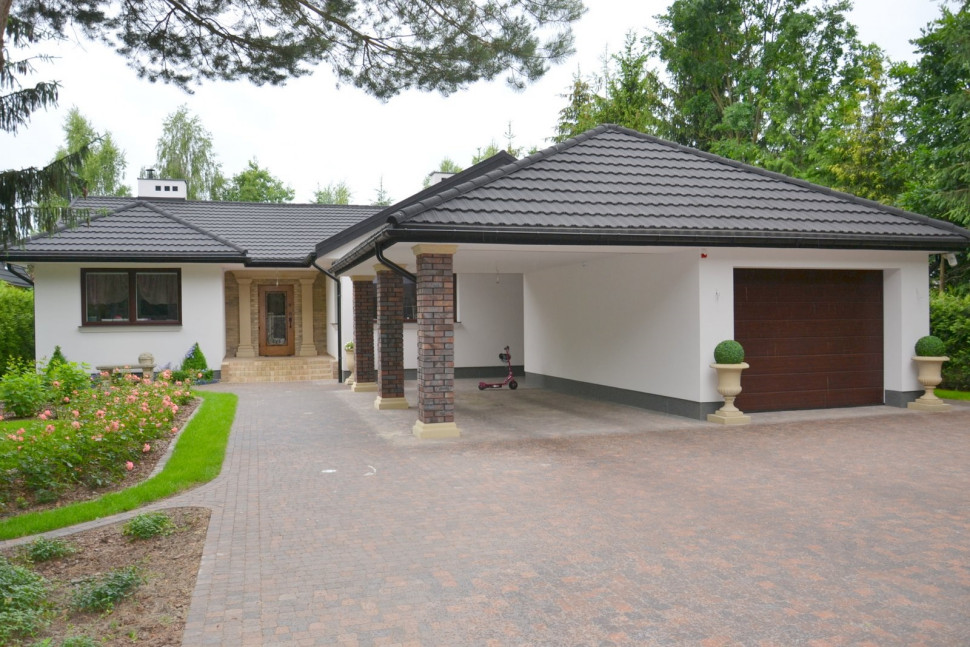 Świetliki na dachu usytuowano tak, żeby ich kopuły nie były widoczne od frontu i z ogrodu