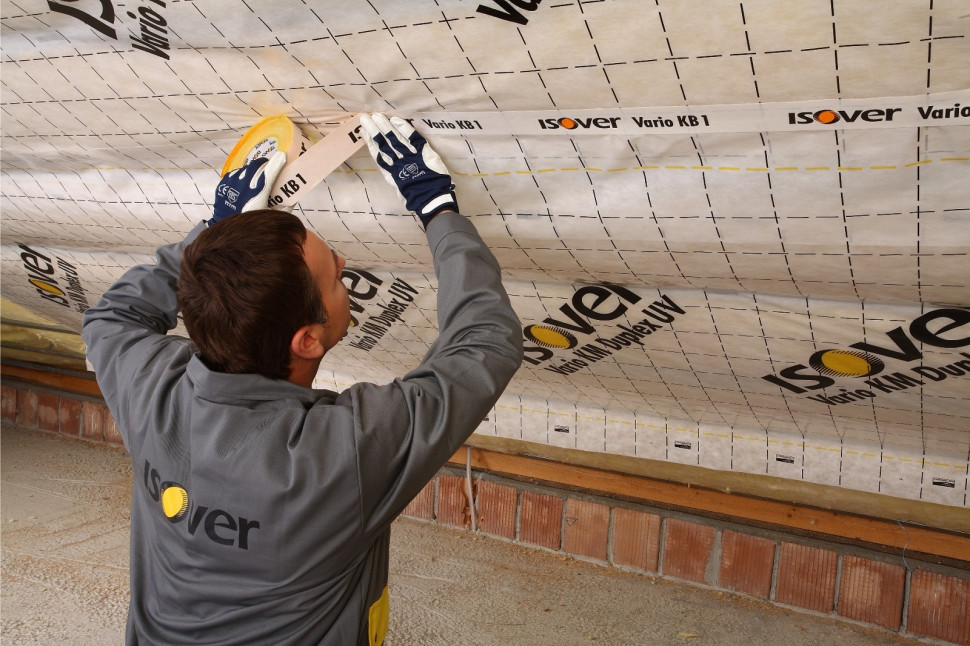 Folię paroizolacyjną należy układać z zakładami i skleić je taśmą