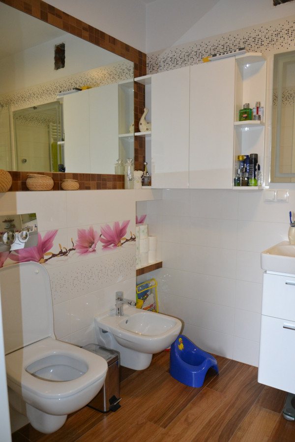 W łazience przy sypialni zamontowano bidet.