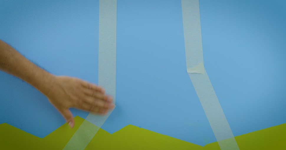 Kolorowe trolle w pokoju dziecka - krok 3) W podobny sposób wyklejamy ramy pni drzewa, używając do tego taśmy malarskiej