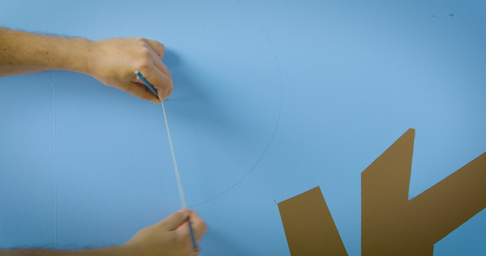 Kolorowe trolle w pokoju dziecka - krok 4) Linijką lub miarką odmierzamy długości sznurka odpowiadające różnym promieniom okręgów, które uformują koronę drzewa