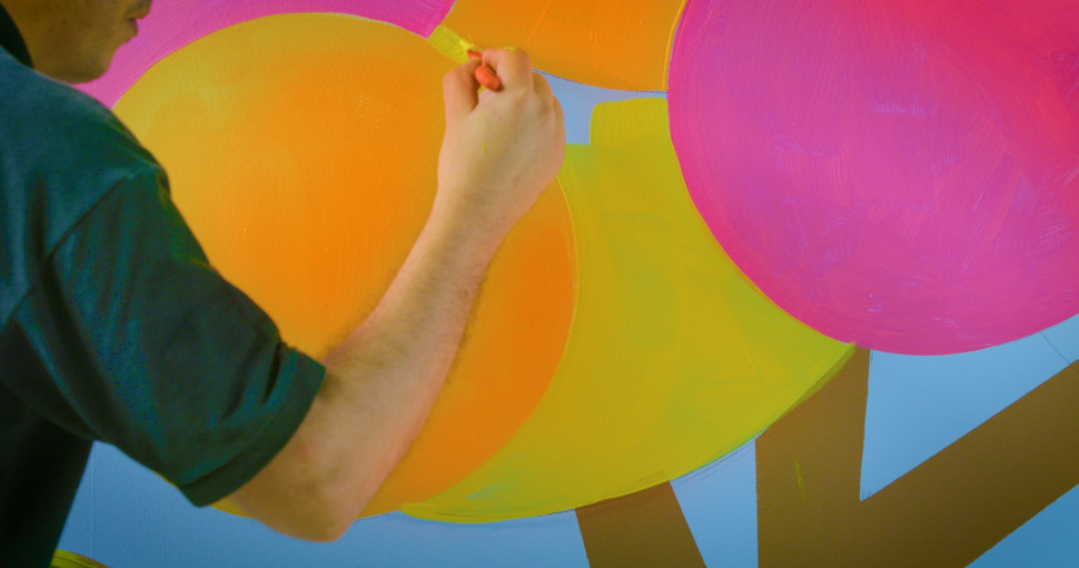 Kolorowe trolle w pokoju dziecka - krok 5) Za pomocą wąskiego pędzelka i kilku kolorowych farb malujemy wnętrze okręgów korony drzewa