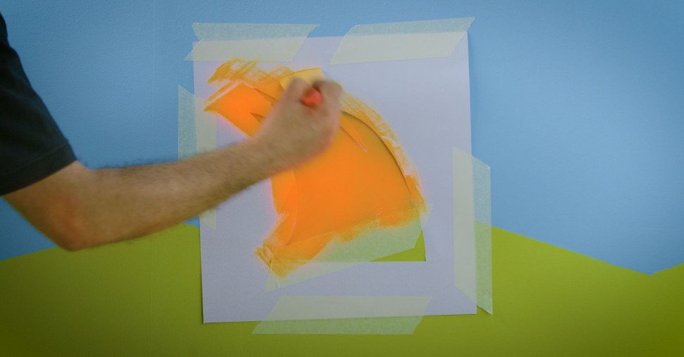 Kolorowe trolle w pokoju dziecka - krok 6) Powstałe szablony przyklejamy do trawy na ścianie taśmą malarską tak, aby uzyskać wrażenie ukrywającego się stworka. Wnętrze szablonu wypełniamy farbą w dowolnym kolorze