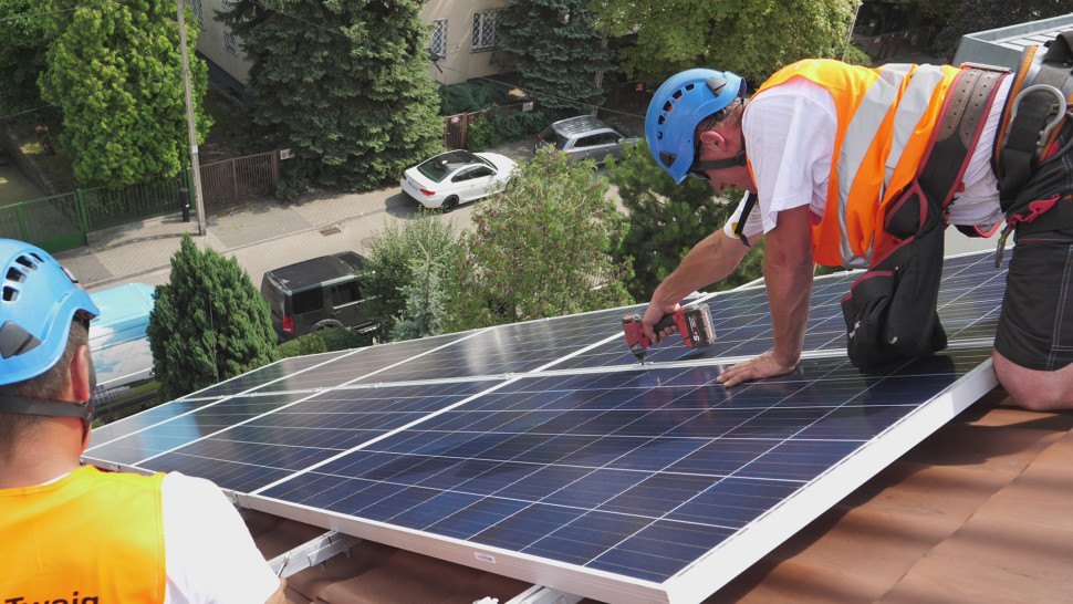 Montaż ogniw fotowoltaicznych fot. A. Papliński