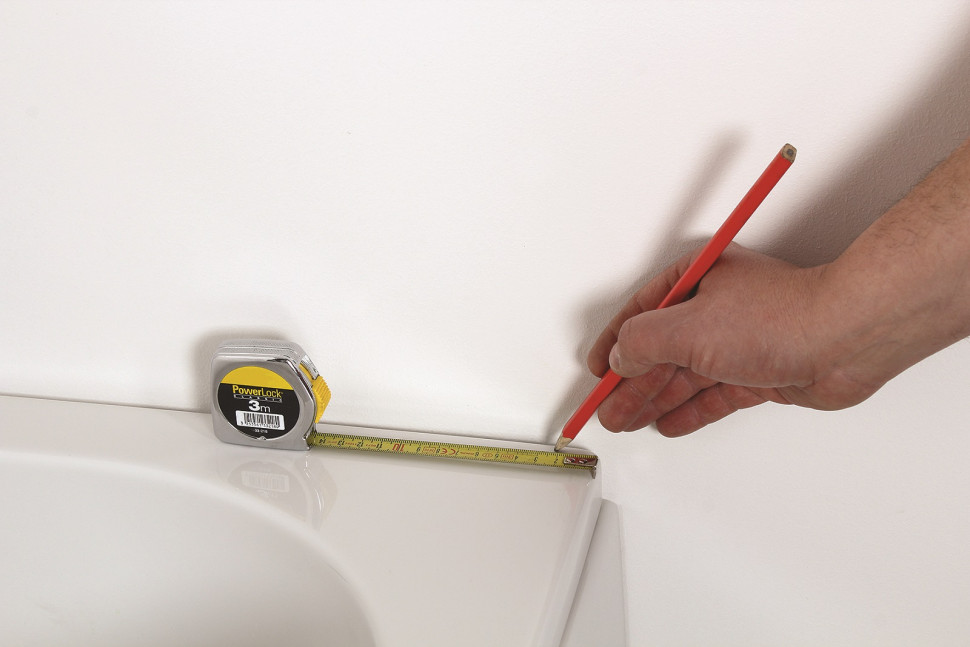 Montaż kabiny nawannowej rozpoczynamy od ustalenia odstępu listew przyściennych od krawędzi wanny