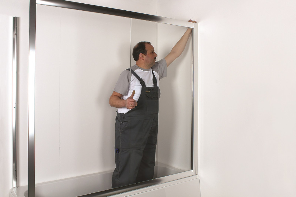 W zamontowane profile przyścienne wsuwamy ramę kabiny z elementem szklanym. Następnie przykręcamy ją, zgodnie z instrukcją