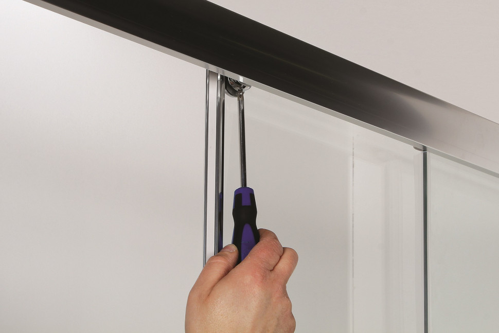 Za pomocą śrubokrętu regulujemy drzwi kabiny nawannowej