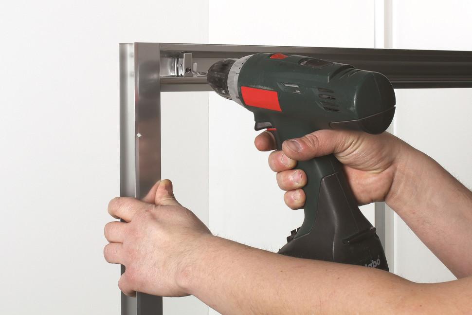 Ograniczniki osadzamy, korzystając np. z wkrętarki akumulatorowej