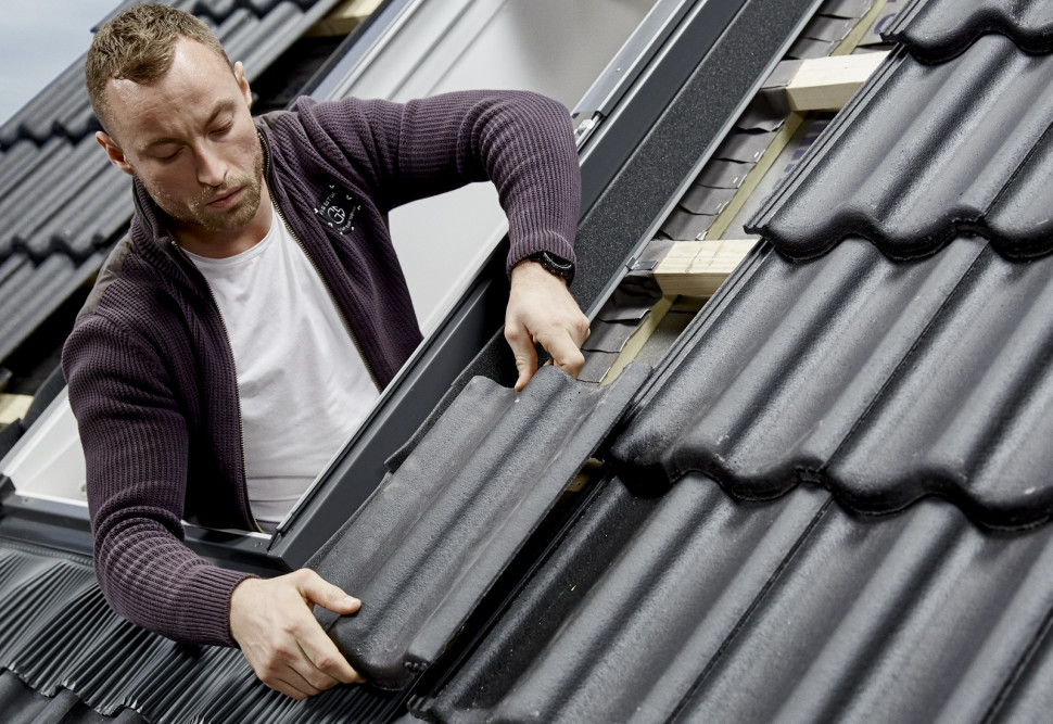 Wyjmujemy skrzydło okienne i demontujemy pokrycie dachowe wokół okna.