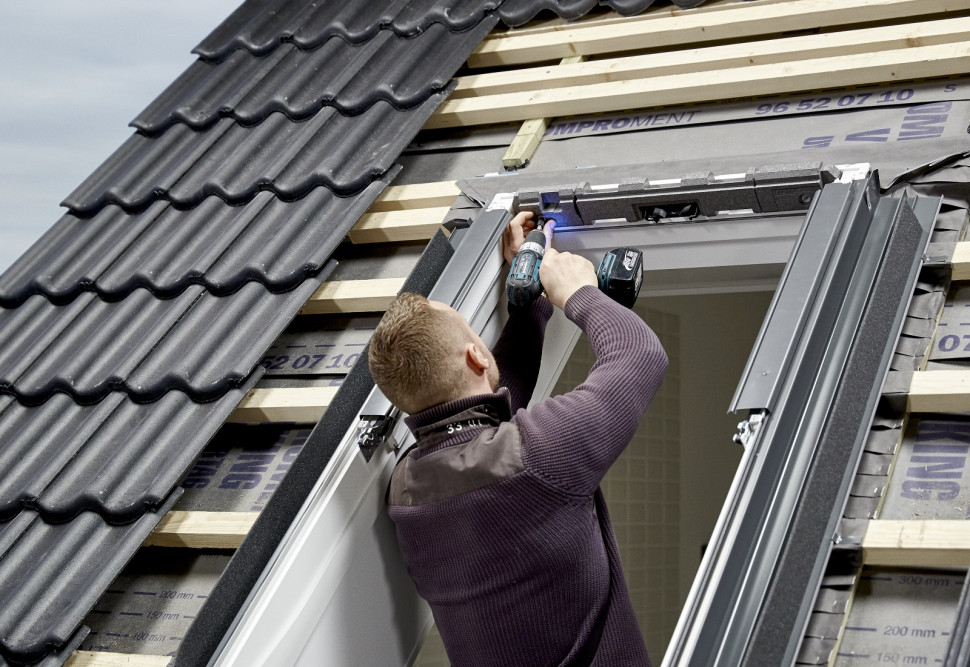 Demontujemy blok termiczny znajdujący się w górnej części ościeżnicy