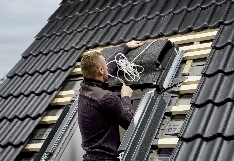 Mocujemy moduł wentylacyjny nad oknem dachowym