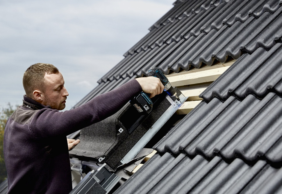 W wyznaczonych miejscach, za pomocą wkrętów, przytwierdzamy moduł do łat dachowych