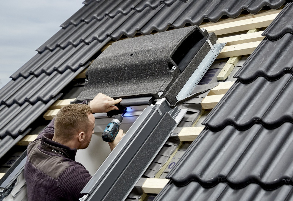 Po obydwu stronach centralki sterującej, montujemy kanały wentylacyjne, które będą zapewniały odpowiedni przepływ powietrza