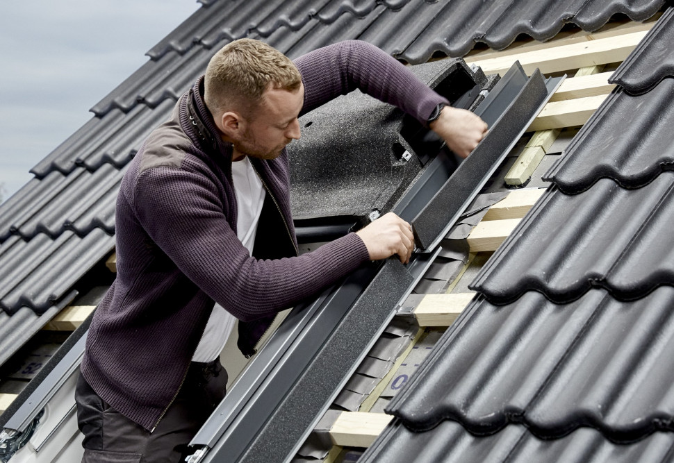W wyznaczonych miejscach, zgodnie z instrukcją montażu, przykręcamy specjalne uchwyty, które umożliwią montaż górnego oblachowania okna. Następnie, po obydwu stronach modułu wentylacyjnego, przytwierdzamy elementy przedłużające kołnierz uszczelniający