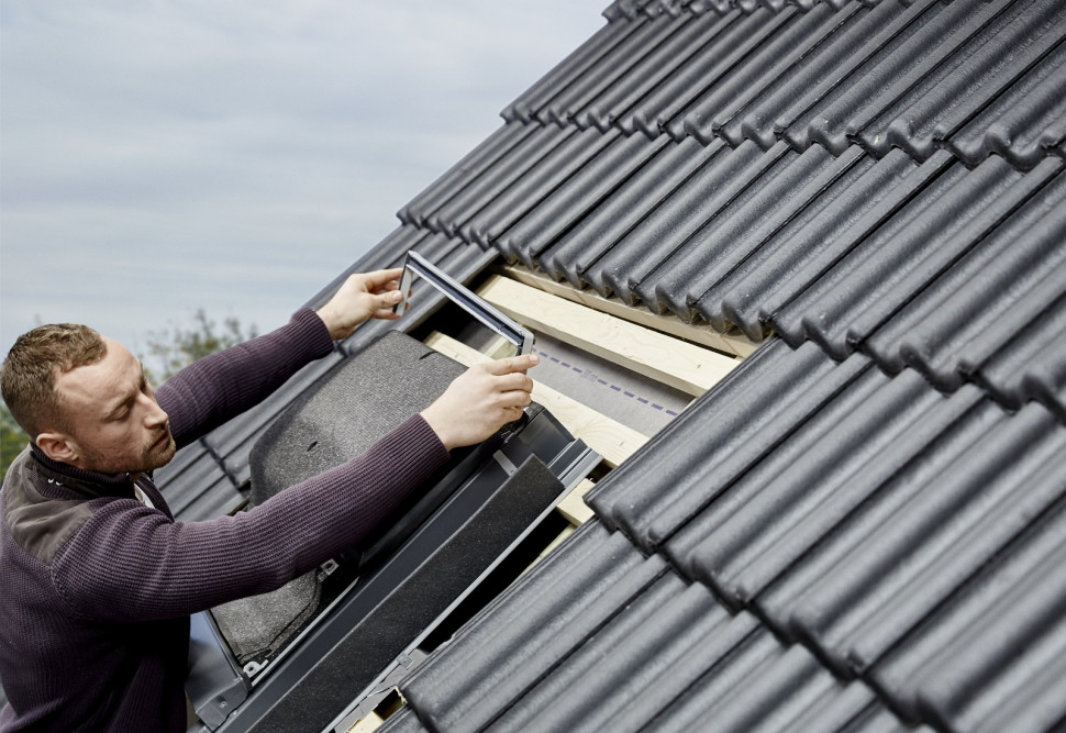 Montujemy górne oblachowanie okna, a nad modułem wentylacyjnym - oblachowanie mocujące kołnierz