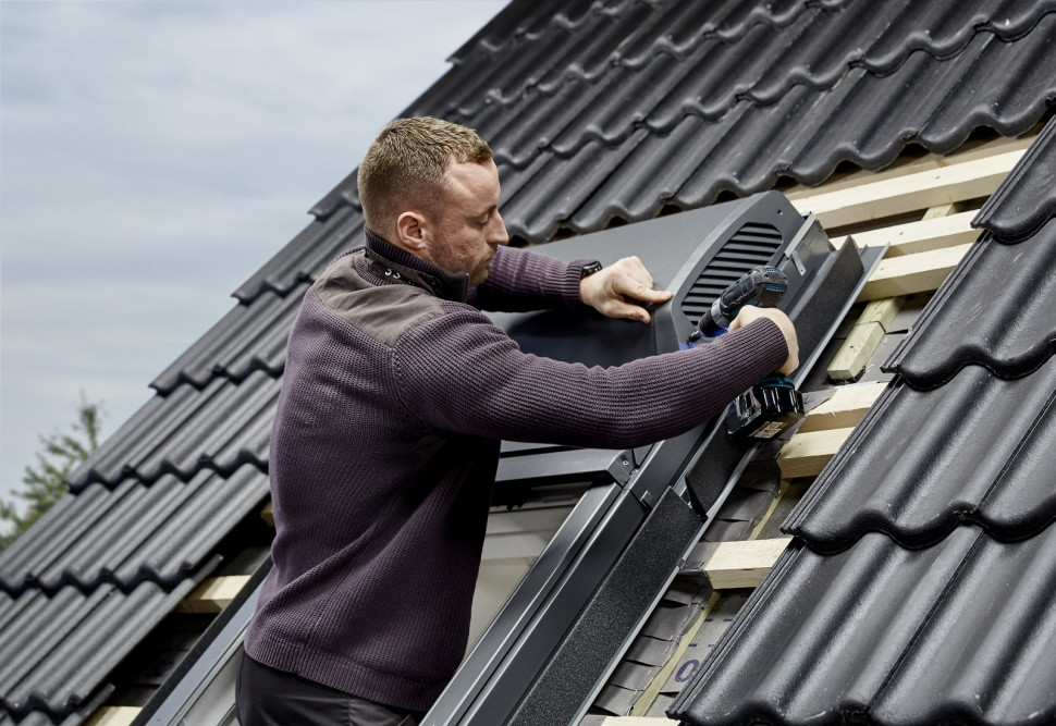 Pokrywę modułu wentylacyjnego montujemy za pomocą wkrętów