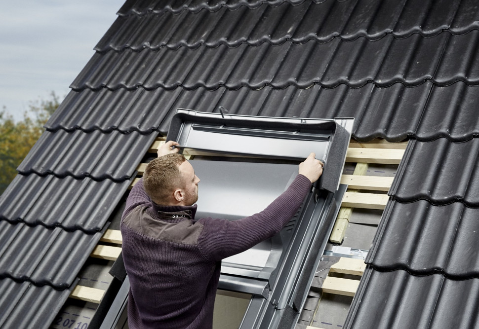 Górną część kołnierza umieszczamy nad modułem wentylacyjnym