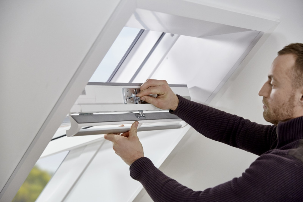 Zakładamy magnes na zamku okna. Umożliwi on uruchamianie i wyłączenie wentylacji przez otwieranie lub zamykanie klapy wentylacyjnej