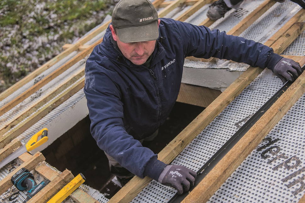 Przykręcamy dodatkowe łaty montażowe, na których będziemy montować okno. Łata dolna musi być dokładnie wypoziomowana. Nad oknem przytwierdzamy rynienkę odwadniającą