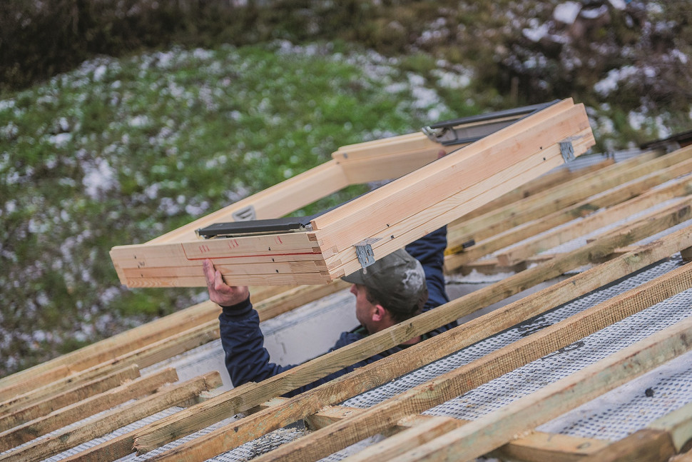 Do ościeżnicy okna przykręcamy kątowniki montażowe, a następnie umieszczamy ościeżnicę w przygotowanym otworze