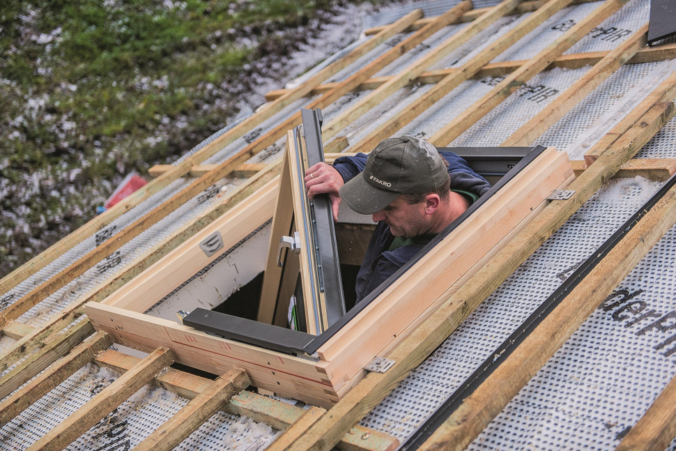 Przykręcamy dolne kątowniki oraz wkładamy skrzydło, aby sprawdzić, czy poziome i pionowe szczeliny między skrzydłem i ościeżnicą są jednakowe na całej szerokości i wysokości