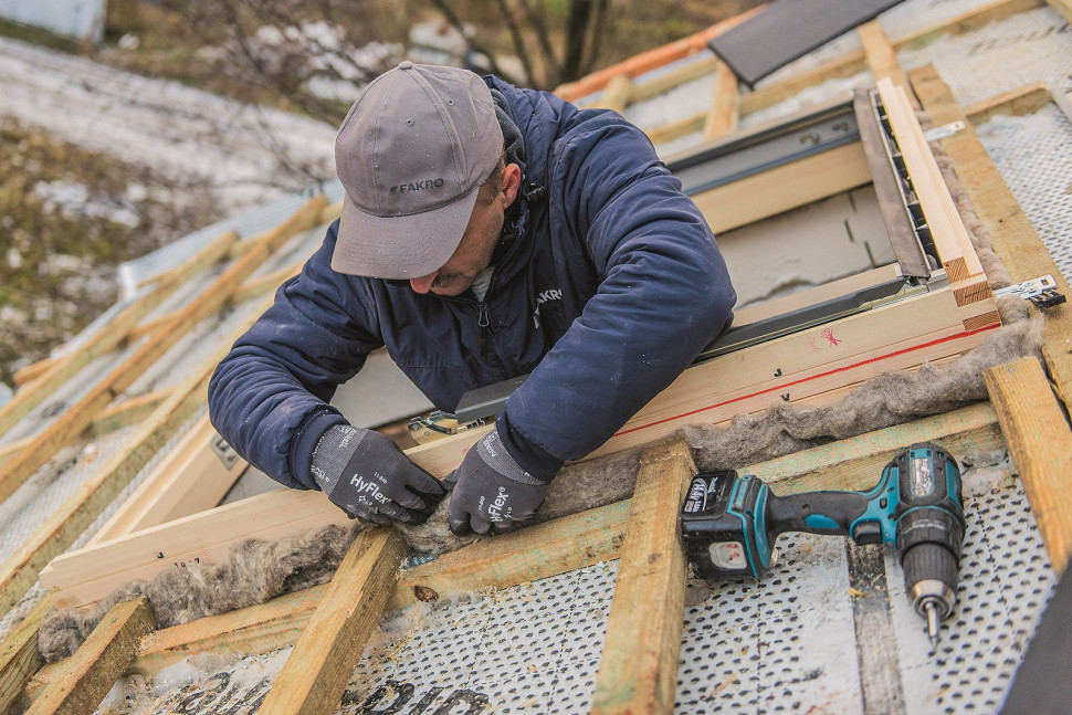 Przestrzeń między ościeżnicą a krokwią docieplamy materiałem termoizolacyjnym, znajdującym w zestawie producenta