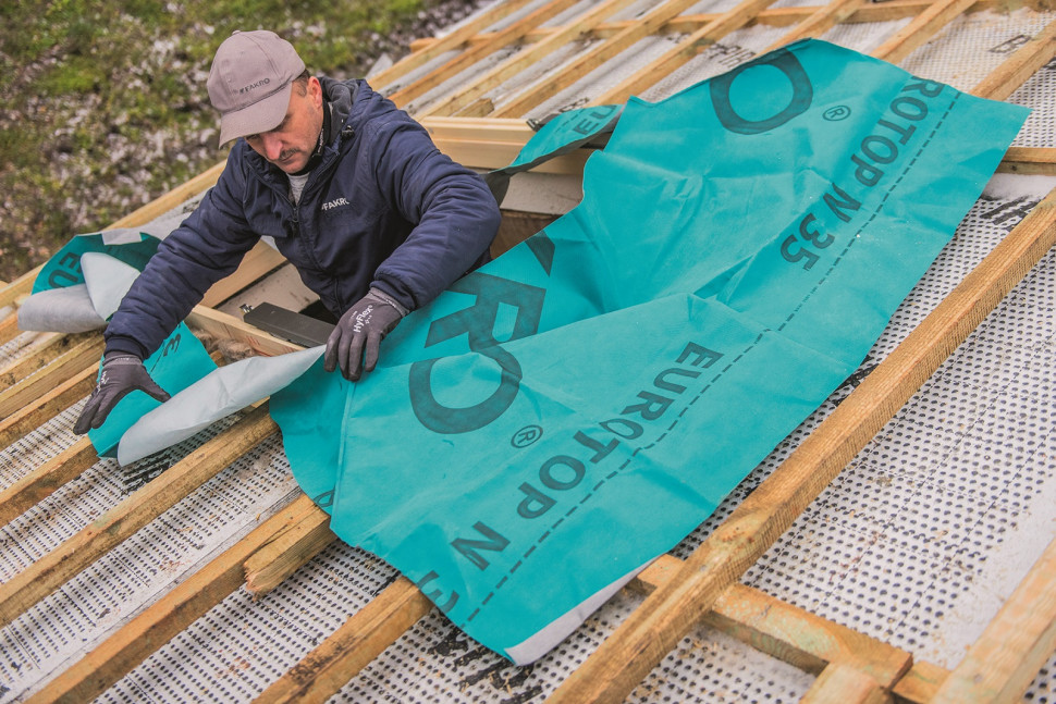 Zakładamy kołnierz paroprzepuszczalny, zapewniający szczelne połączenie okna z warstwą wstępnego krycia oraz chroniący materiał termoizolacyjny przed zawilgoceniem