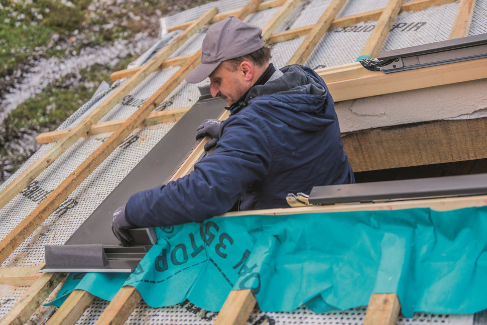 Montujemy kołnierz uszczelniający, zaczynając od dolnego elementu z fartuchem elastycznym